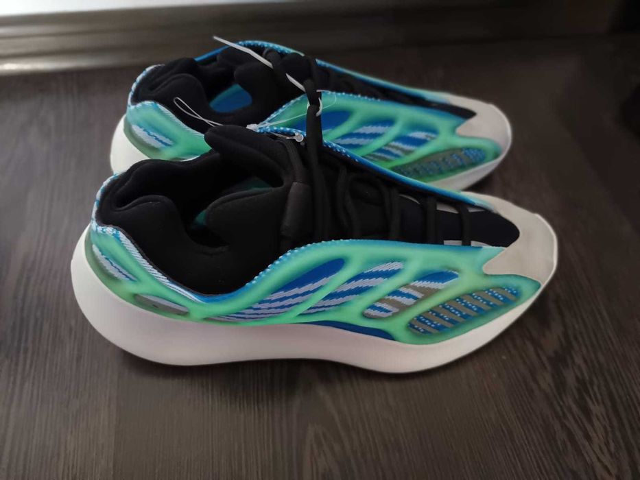 Adidas Yeezy 700 V3 Arzareth marime 44 2/3