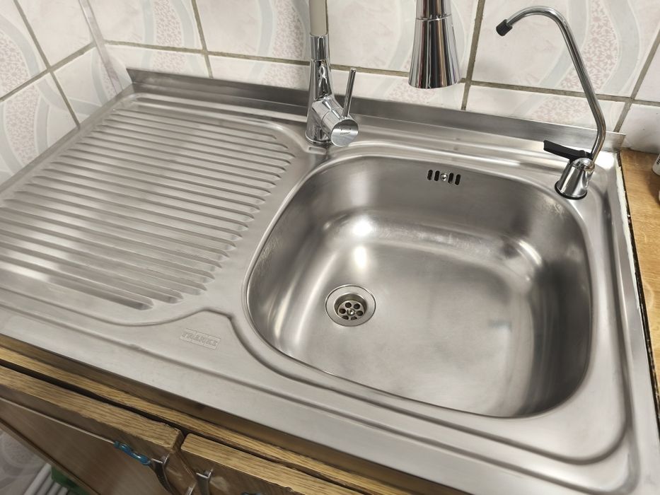 Vând chiuveta de inox in stare foarte buna,fara defecte ,dimensiuni 80