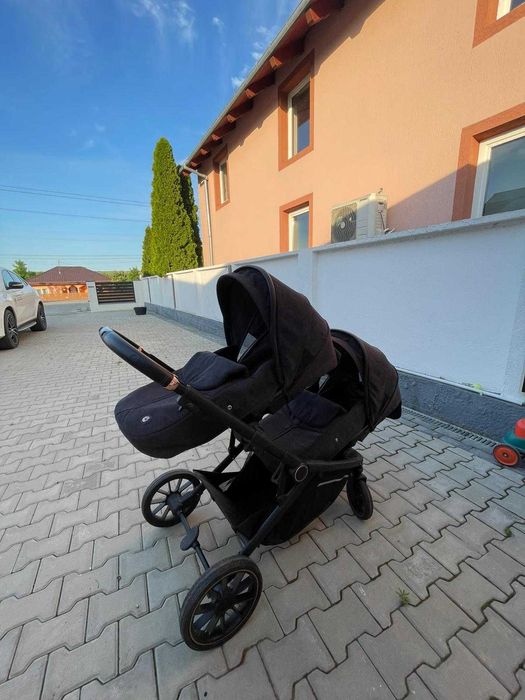 Cărucior gemeni sau fratiori apropiati de vârstă