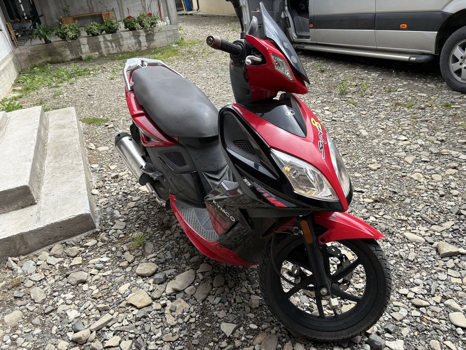 Vand diferite scutere de 125 si 49