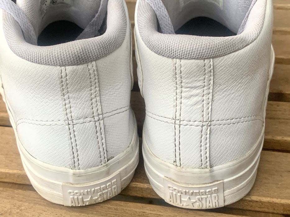 Бели, кожени кецове Converse