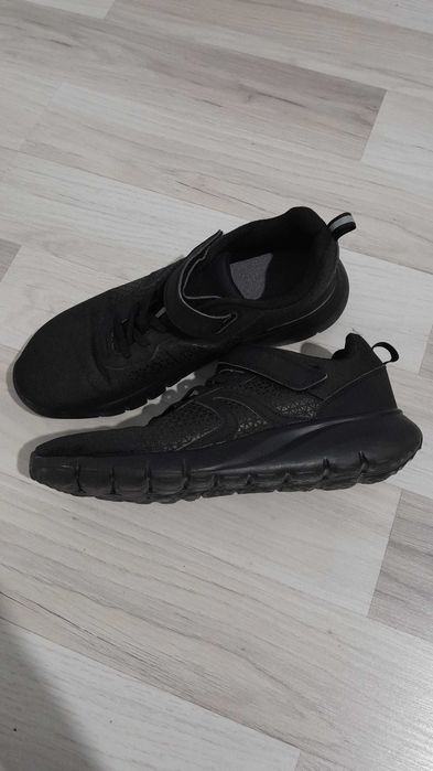 Incaltaminte sport cu scai, marimea 39