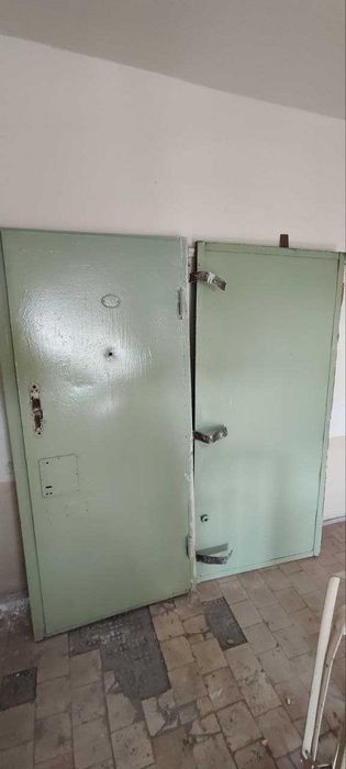Продается  большой железный дверь