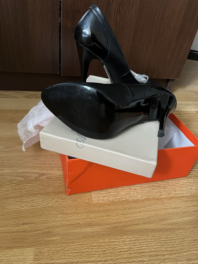 Pantofi stiletto