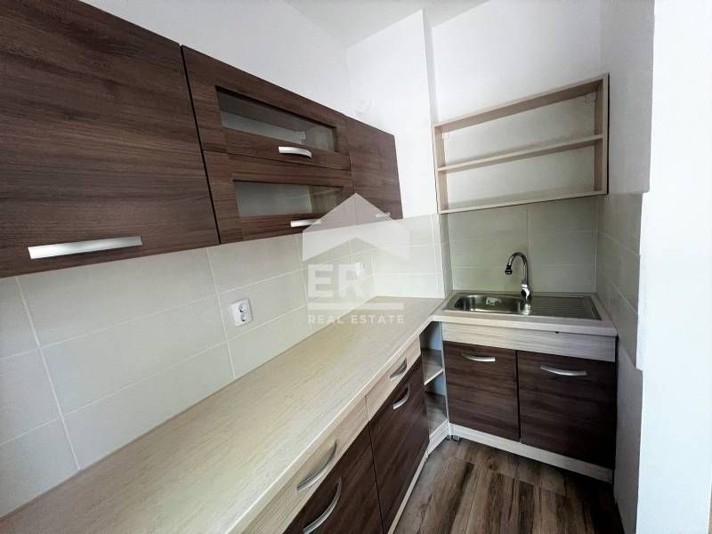 Завършен до ключ офис под наем, с три отделни стаи, кухненски бокс и т