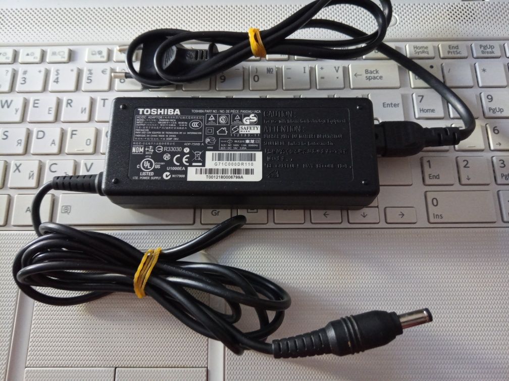 ЛЯТНА ЦЕНА Лаптоп TOSHIBA SATELLITE C855-109 + Подарък Чанта