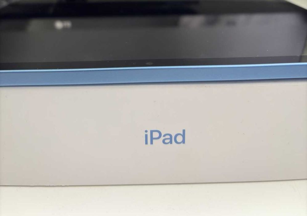 Apple iPad (2025) 11th Gen 128GB , на няколко цикъла на зареждане