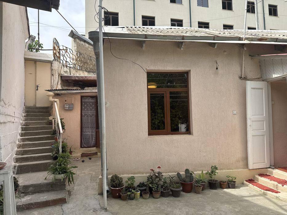 Samarqand markazi 4 sotix 4 xona gorbalnitsya orqa tarafi