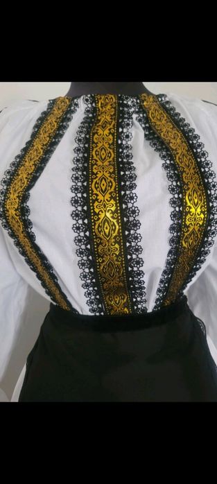 Vând costum popular nou mărimea S