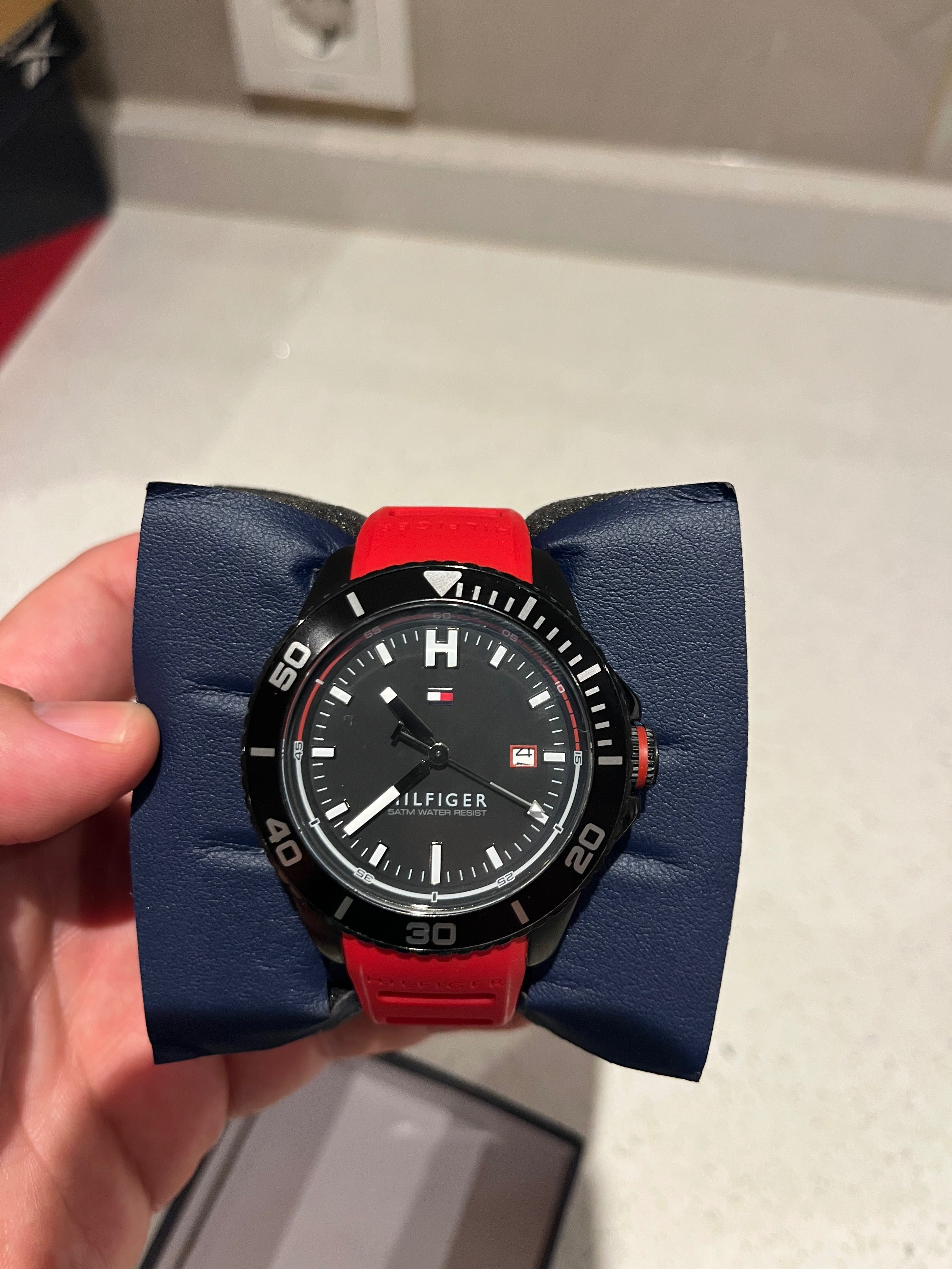 Tommy Hilfiger часовник