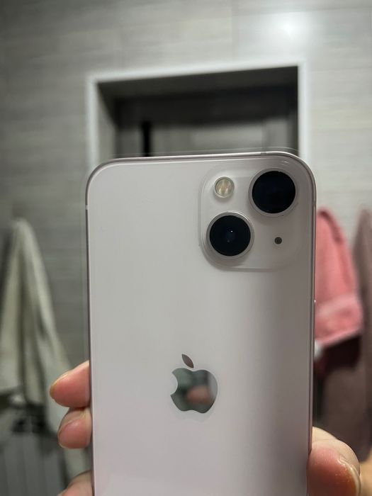 iPhone 13 розовый