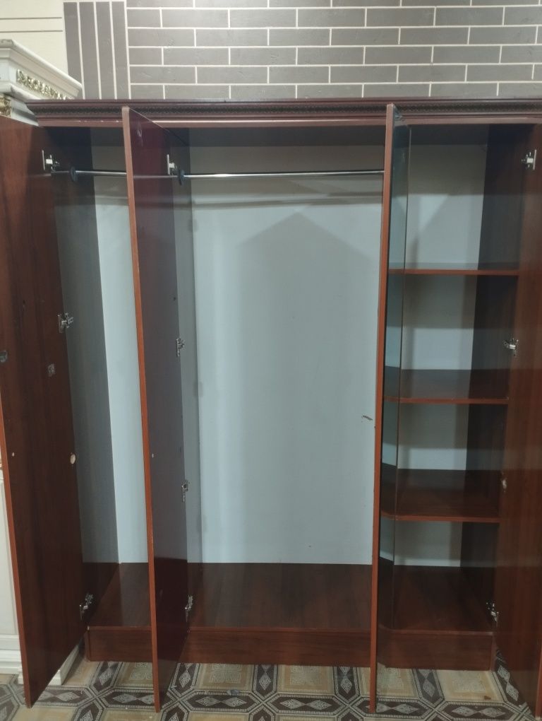 Shkaf tez va arzon sotiladi