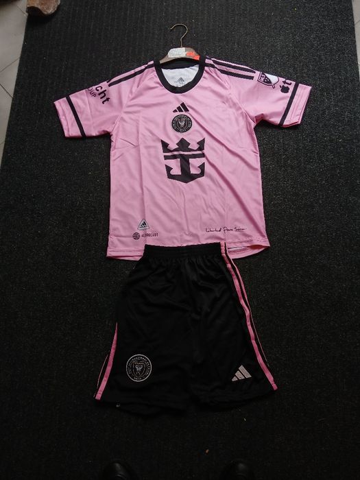 Продавам на Adidas и Nike   спортни  екип комплект  на добра ц