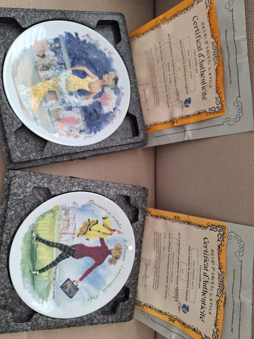 Декоративни чинии " Жените на века"