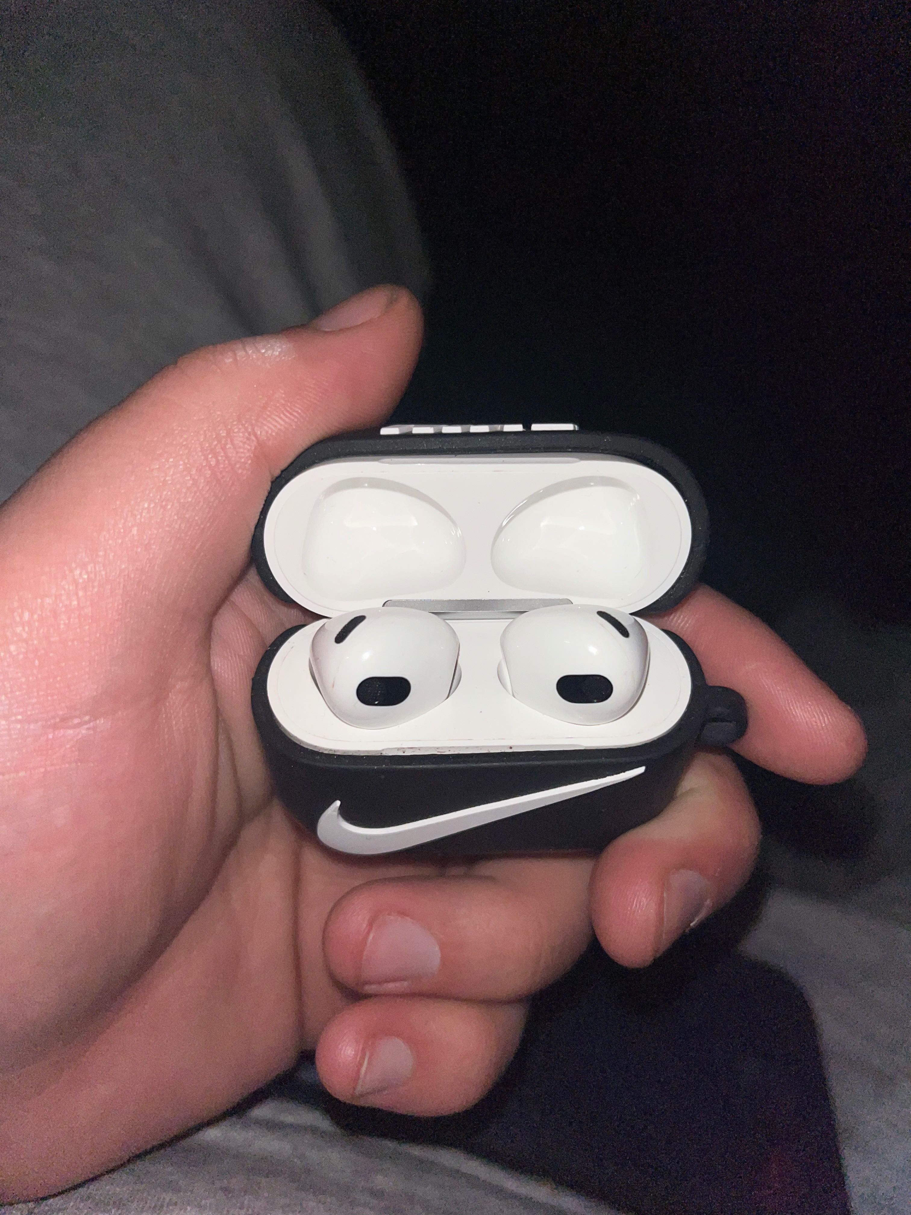 Продам оригинальные AirPods 3 версии.