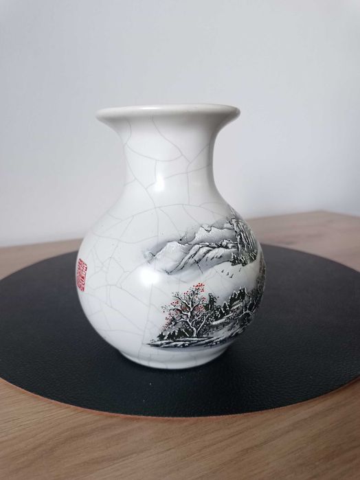 Китайска порцеланова ваза с пукаща глазура с ръчно рисувана