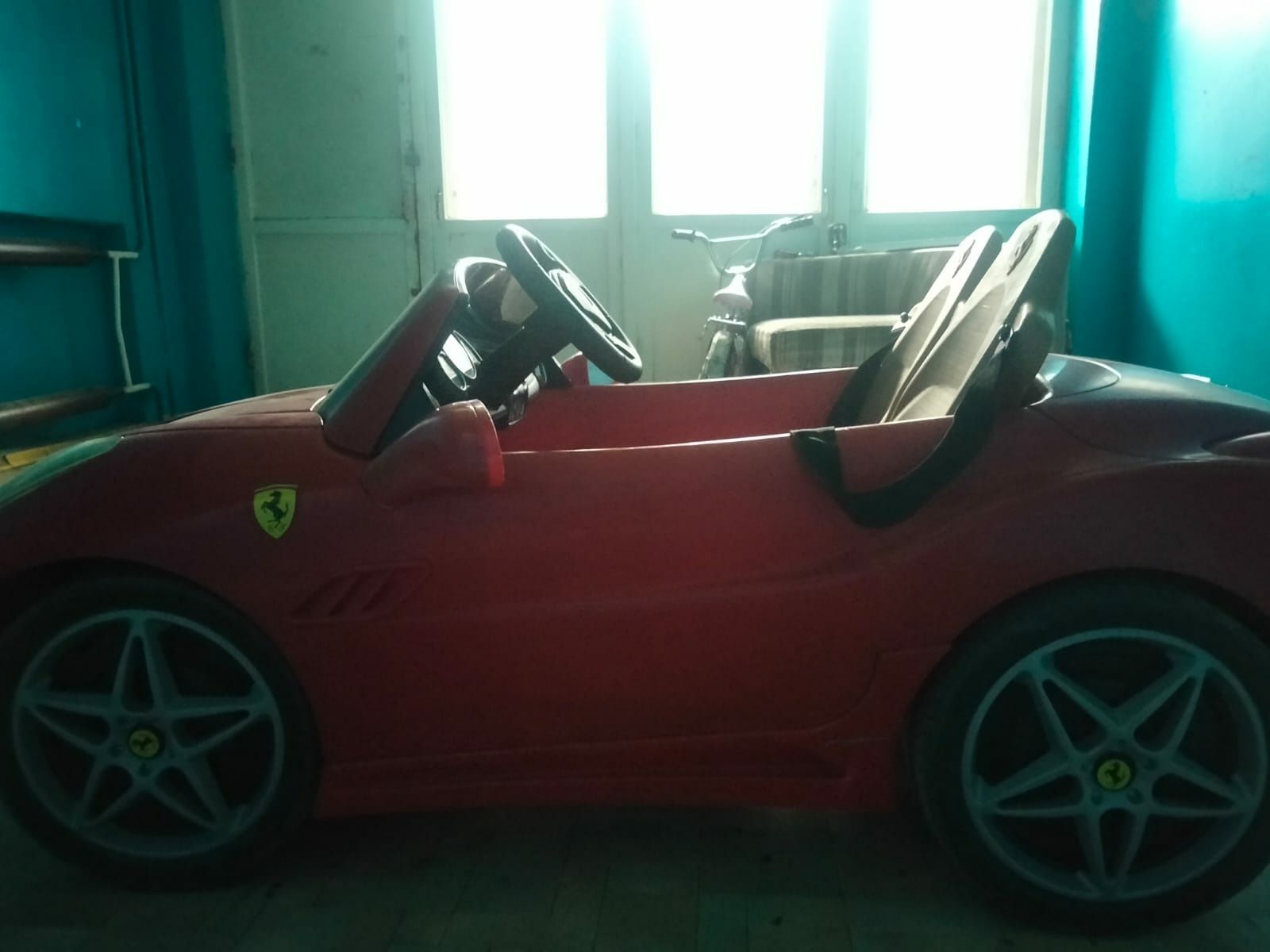 Продам  машинку Ferrari