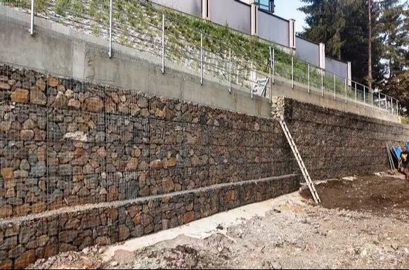 Габиони и оградни системи,също така работим и с бетон,настилки,куфраш,