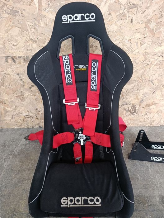 Спортна седалка,шини и 6 точков колан