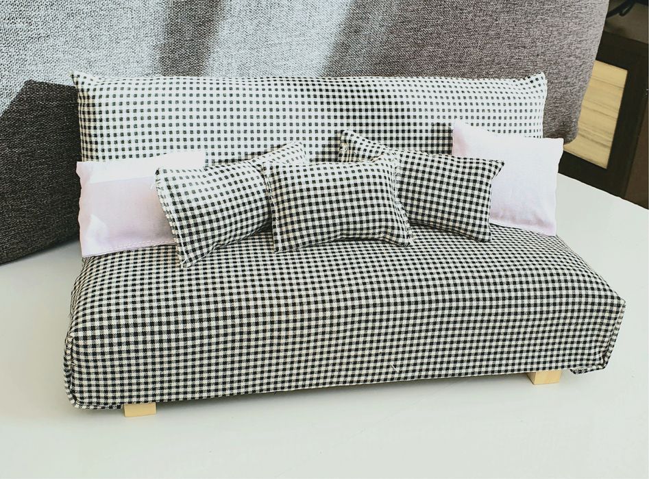 Мини диван за кукли в бяло и черно каре