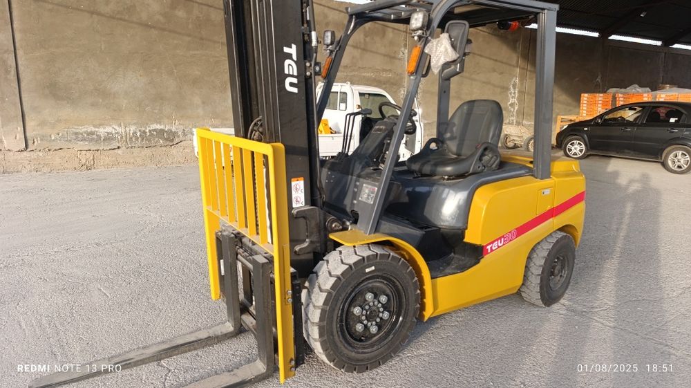 Кара погрузчик вилками погрузчик