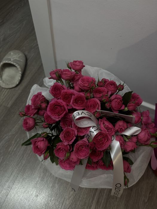 Роскошная корзинка с кустовыми розовыми розами-нежность и шик…………………..