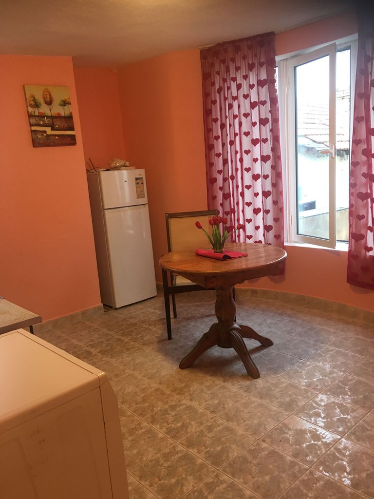Дава се под наем Двустаен апартамент в Варна, Базар Левски - 70 кв.м за 357 € - Снимка #2