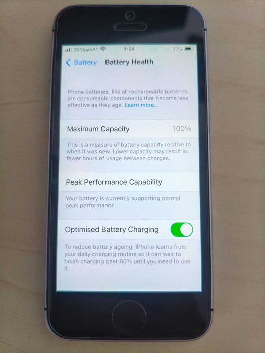 Apple iPhone SE 32gb фабрично отключен телефон, без забележки като нов