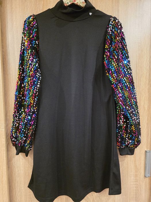 Къса рокля с пайетени ръкави