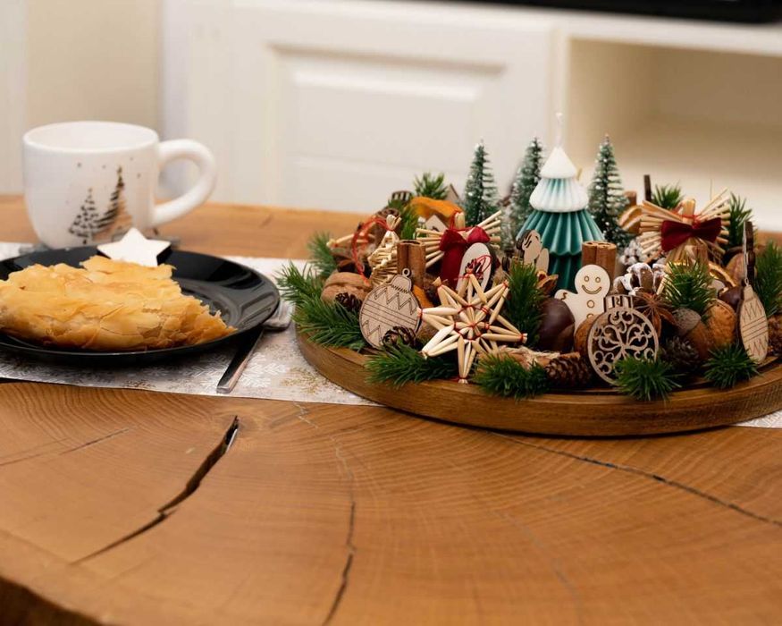 Aranjament pentru Crăciun – realizat manual pe blat de lemn.