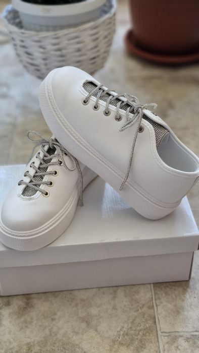 Дамски спортни обувки