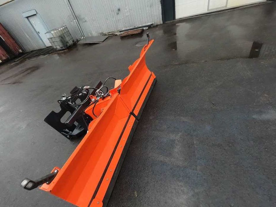 Lama zapada in V buldoexcavator, incarcator telescopic sau Unimog