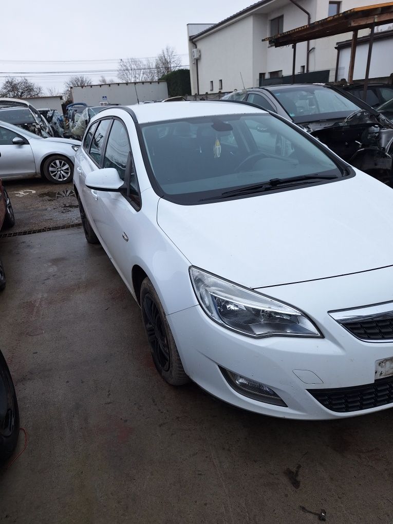 Dezmembram Opel Astra j 1.7 cdti cutie manuala euro 5