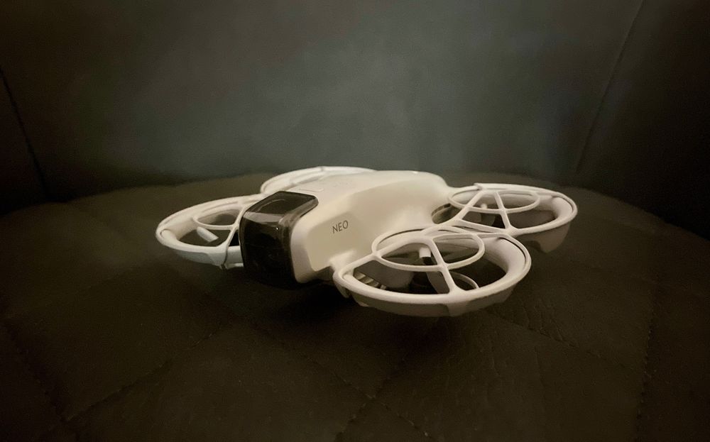 Дрон DJI NEO с чанта към него