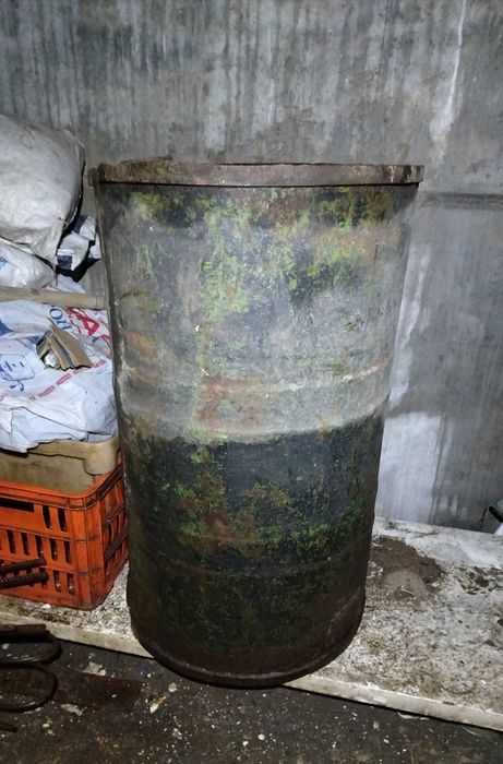 Бочка железная с толстыми стенами 200 литров. Подробно в описании.