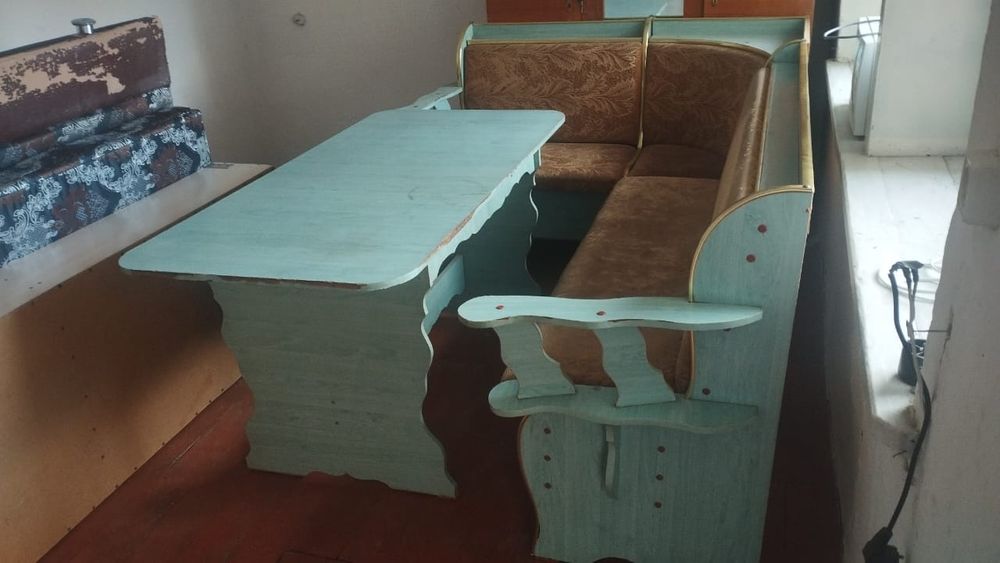 Стол для кухни .