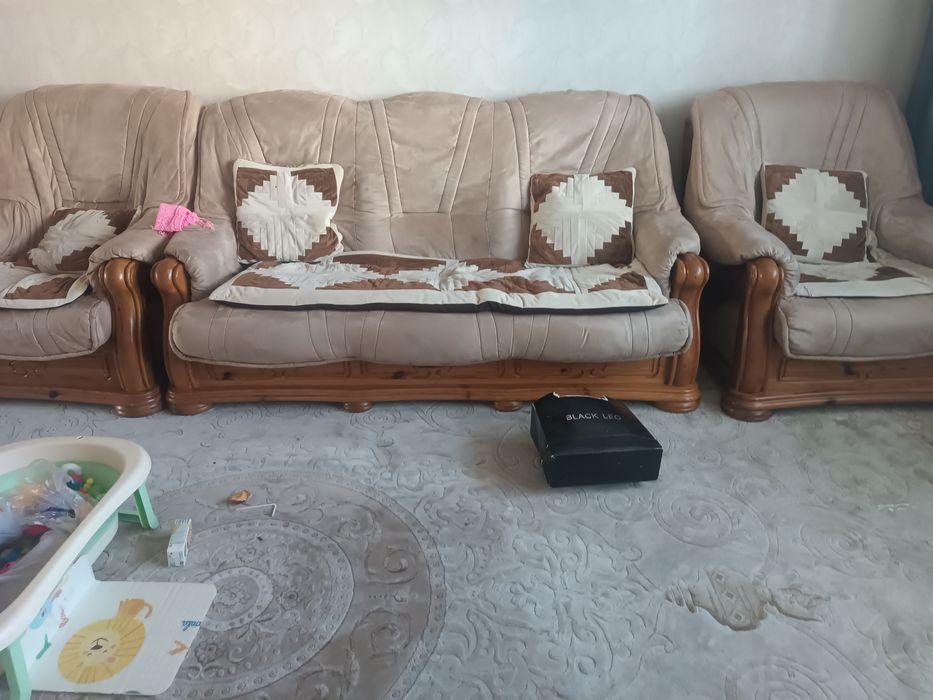 Подам диван две кресло