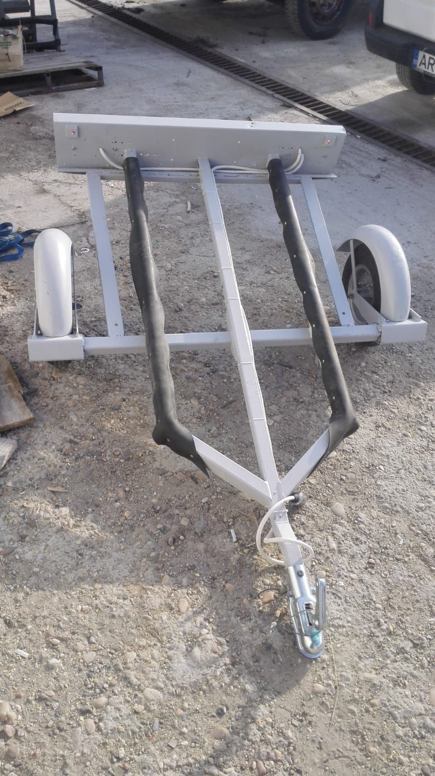 Vând barcă din fibra pentru pescuit.