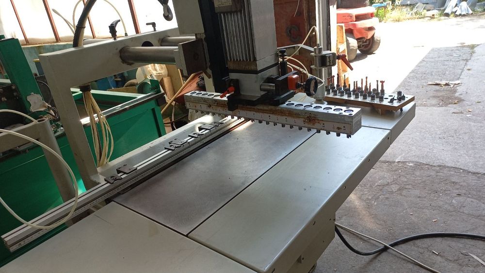 многошпинделна пробивна машина с 21 шпиндела +3 шпиндела за панти VITA