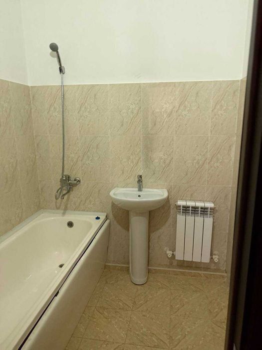 Metroni Choshtepa bekatida 3 xonali yangi qurilgan uy sotiladi