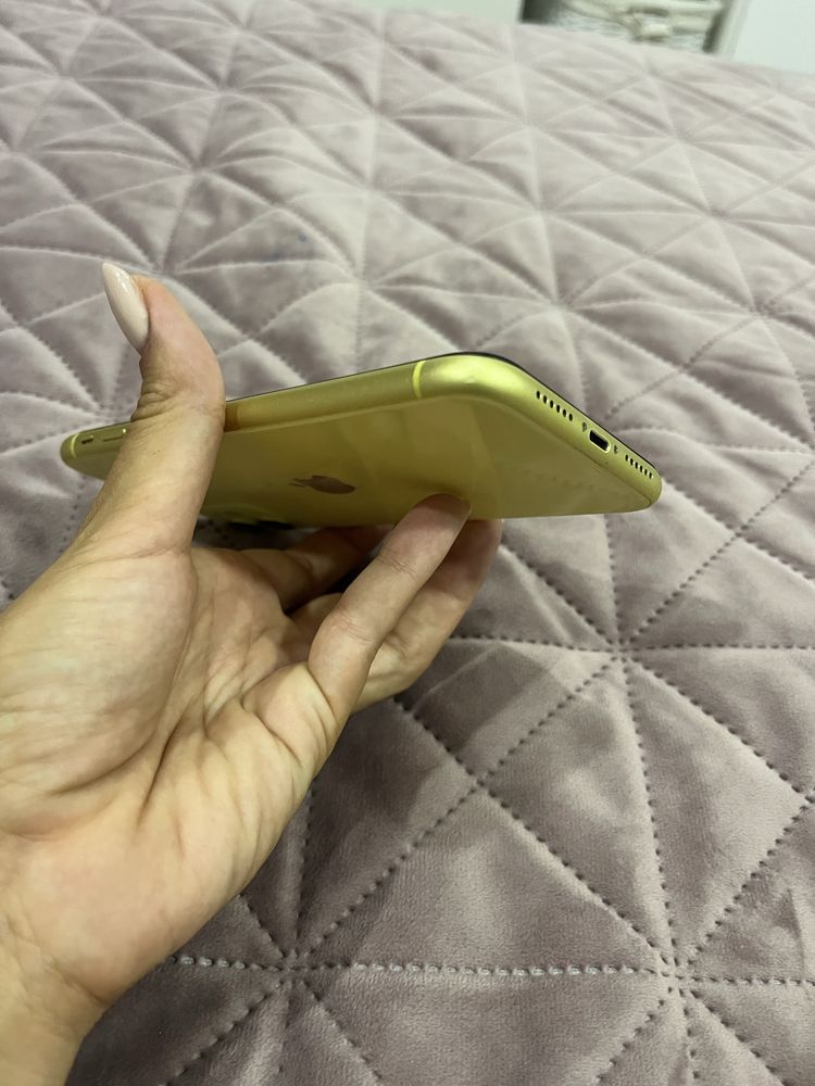 iPhone 11  с вътрешна памет 128GB.