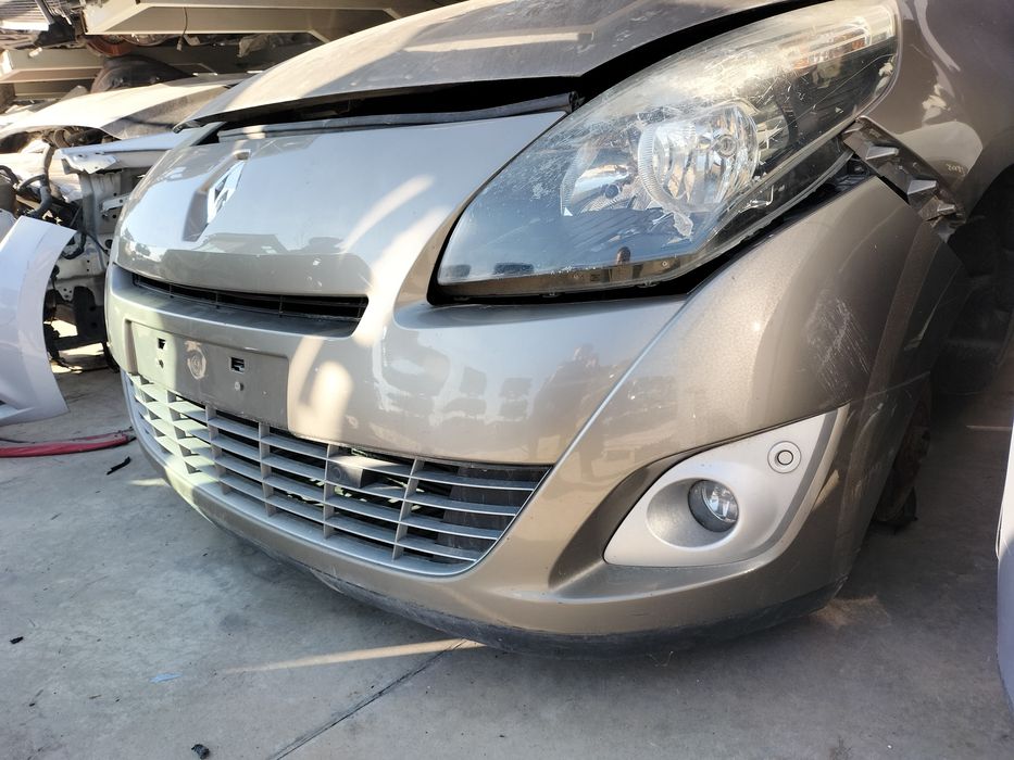 Предна броня с парктроници Renault Scenic III / Рено Сценик 3 2010г.