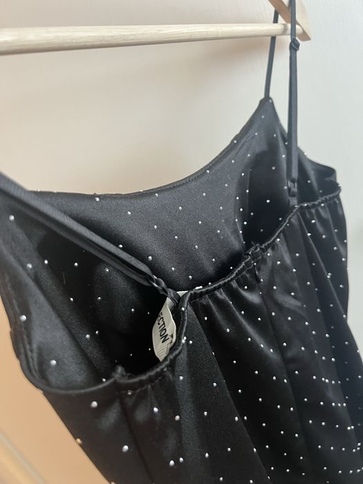 Дамска рокля с камъни и цепка.