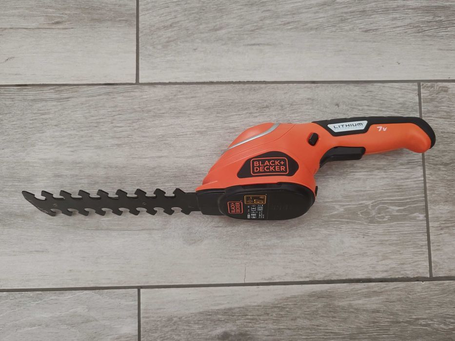 Foarfeca electrica de tuns iarba/arbusti Black & Decker GSL700