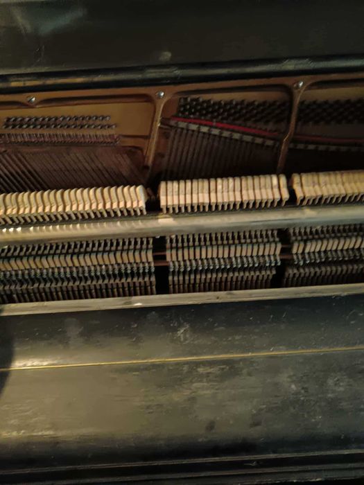 Vând pianina anul 1800