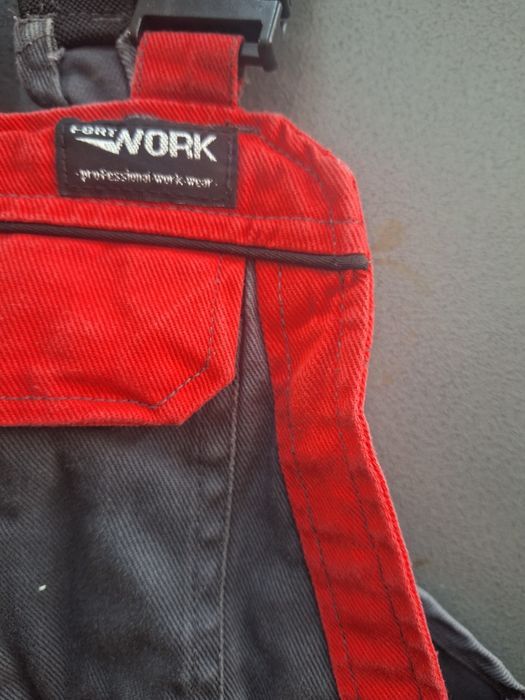 Salopeta pentru Micul Meseriaș. Mărimea 98-104 pentru copii.
Dimensiun