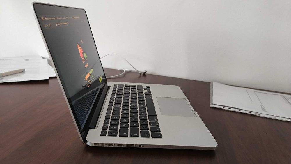 Ofertă Macbook Pro 13", SSD de 256GB, 8Gb RAM-intel core i5 late 2013
