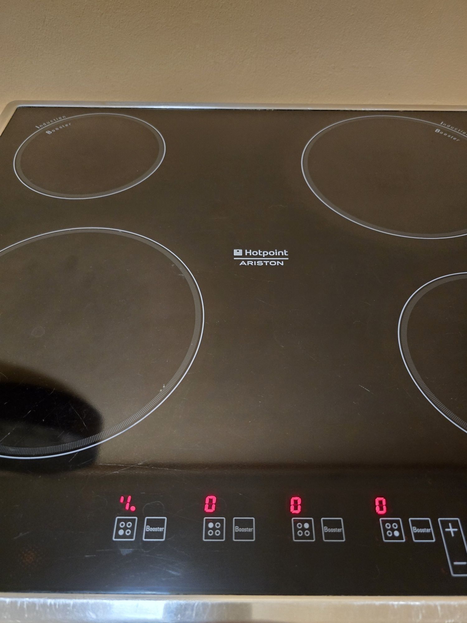 Индукционен котлон/плот за вграждане 4 зони. Hotpoint Ariston KIC 644