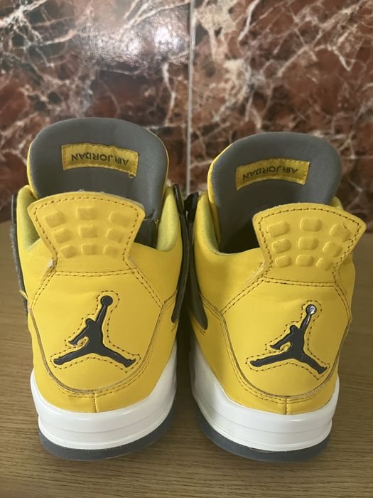 Jordan 4 Yelow lighting