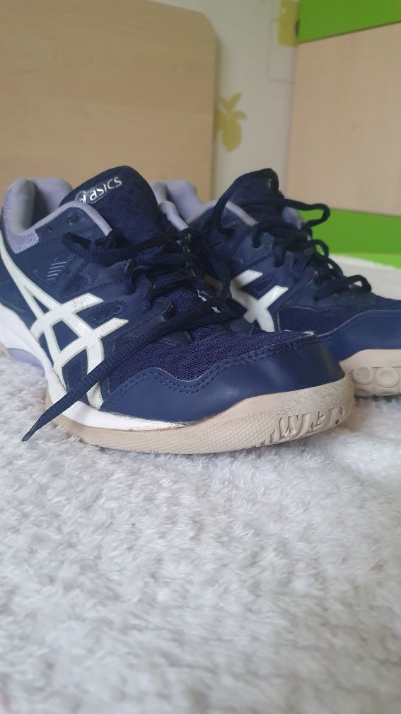 Продавам дамски обувки ASICS за тренировки